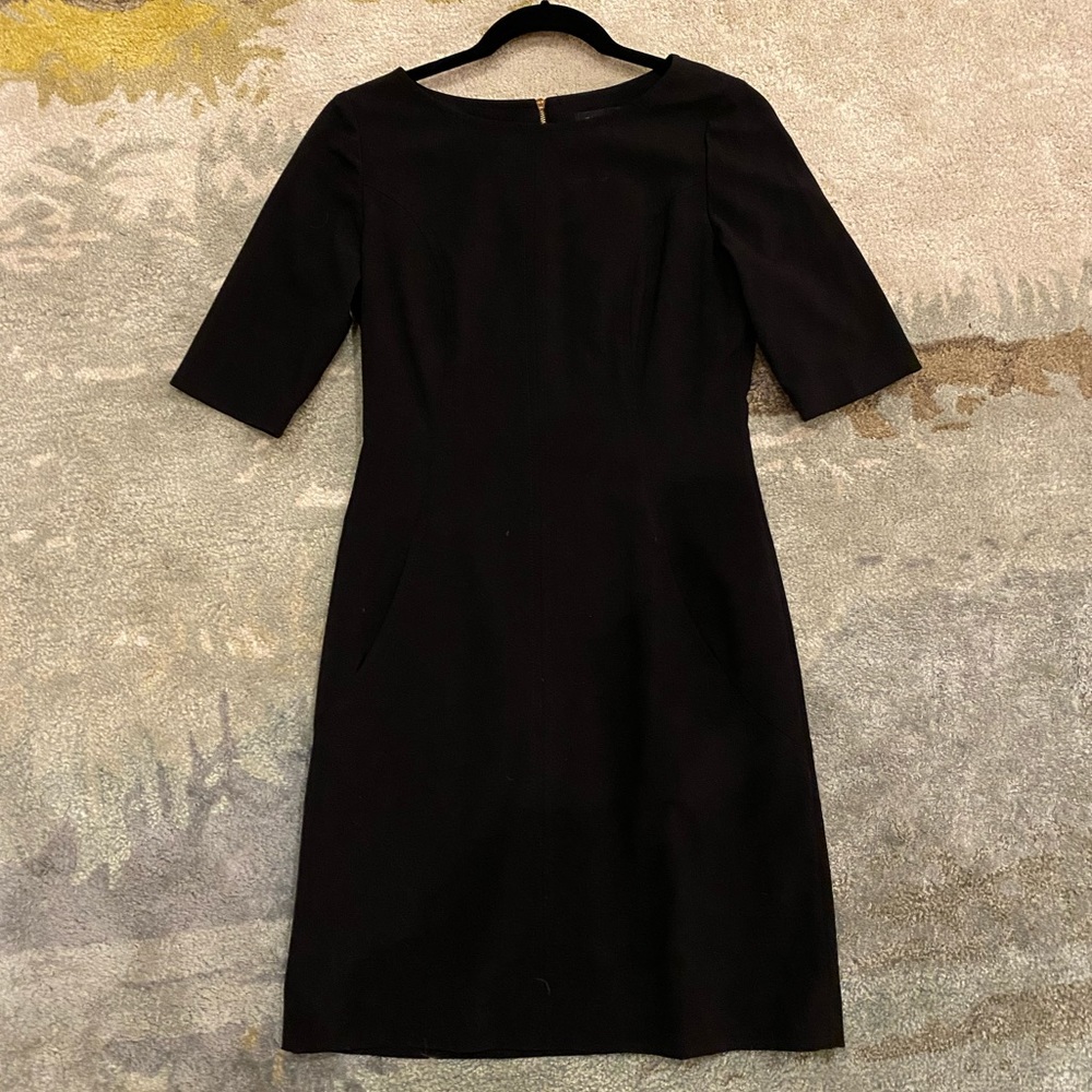 Classic Tahari shift dress with side/front pockets and gold zipper down the back